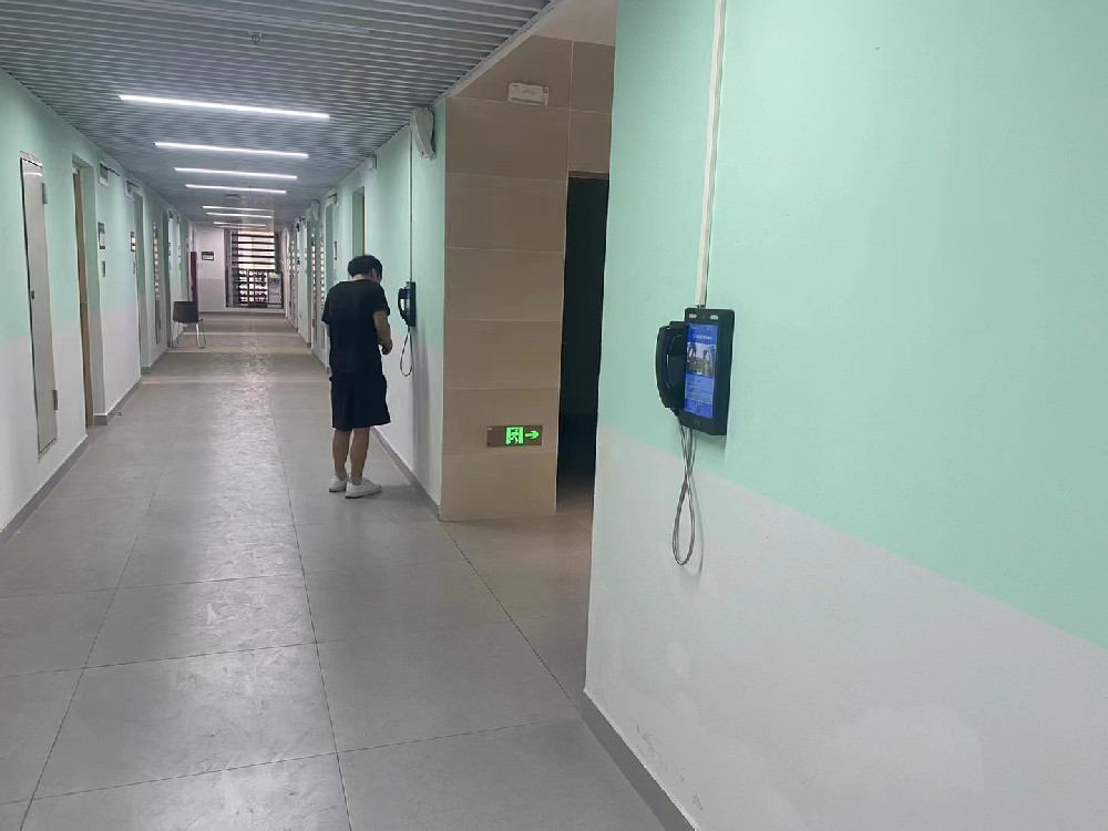 品科校園親情電話以科技為橋，為家校溝通搭建便捷的專屬通道